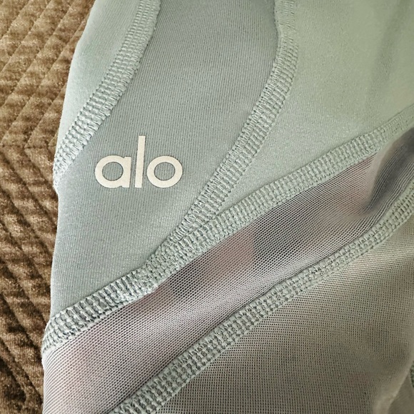 NWT Alo Elevate High Waisted Capri Leggings in Concrete, Size L - Picture 5 of 10